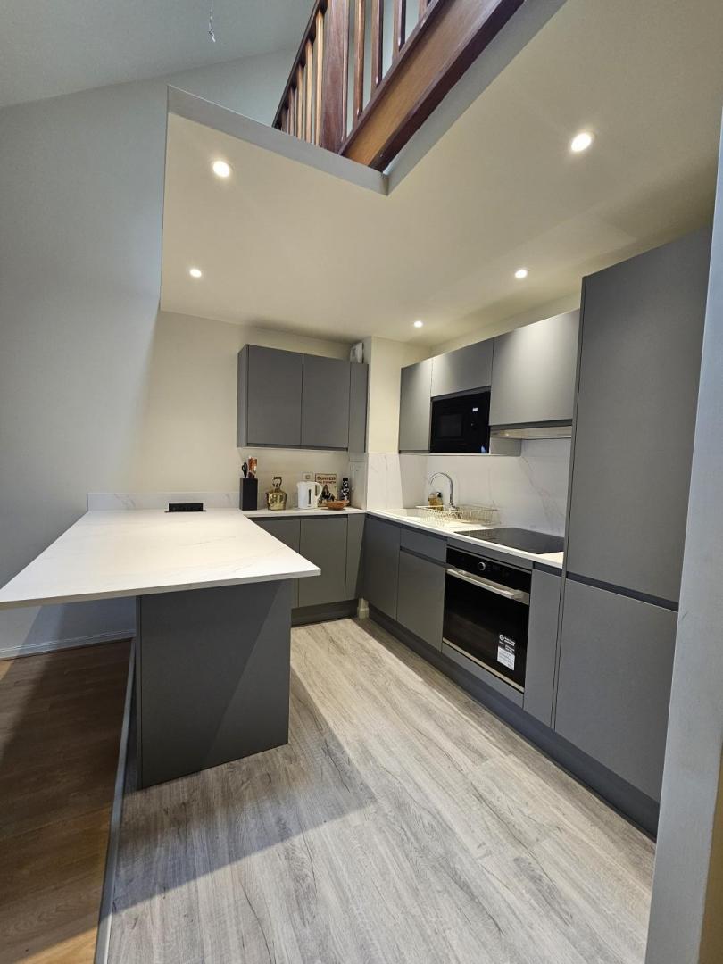 Réalisation complète de travaux de rénovation incluant la cuisine, le dressing, la salle de bain et les pièces à vivre, alliant fonctionnalité et design.